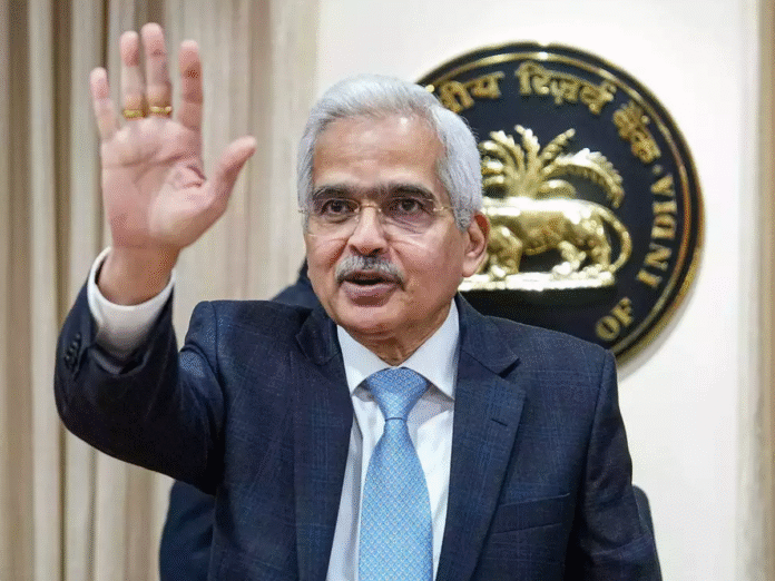 भारतीय रिजर्व बैंक (RBI) की मौद्रिक नीति समिति (MPC) ने मौजूदा वित्त वर्ष में अब तक कुल 1 फीसदी की ब्याज दर में कटौती की है। हालांकि, पिछली दो पॉलिसी मीटिंग्स—अगस्त और अक्टूबर—में ब्याज दरों को होल्ड रखा गया था। लेकिन अब RBI की हालिया बैठक के मिनट्स से संकेत मिल रहे हैं कि दिसंबर में ब्याज दरों में फिर से कटौती देखने को मिल सकती है, जिसका सीधा असर आम लोगों की लोन EMI पर पड़ेगा। दिसंबर में सस्ती हो सकती है EMI RBI गवर्नर संजय मल्होत्रा ने हालिया MPC बैठक में संकेत दिए कि महंगाई में कमी और अर्थव्यवस्था की बेहतर स्थिति को देखते हुए ब्याज दरों में और कमी की गुंजाइश बनी हुई है। उन्होंने कहा कि “ग्रॉस और कोर महंगाई में सुधार से नीतिगत दरों में कटौती की संभावना बढ़ी है, लेकिन इसका वांछित प्रभाव सही समय पर देखने को मिलेगा।” फेड रिजर्व के बाद अब RBI का संकेत फेडरल रिजर्व चेयरमैन जेरोम पॉवेल के ब्याज दरों में कमी के संकेत के बाद अब RBI गवर्नर का बयान इस ओर इशारा करता है कि दिसंबर की MPC बैठक में EMI सस्ती हो सकती है। विशेषज्ञों का मानना है कि RBI दिसंबर में 25 बेसिस प्वाइंट (0.25%) की कटौती कर सकता है और फरवरी 2026 की बैठक में एक और कटौती की संभावना खुली रखेगा। इससे मौजूदा वित्त वर्ष में कुल 50 बेसिस प्वाइंट (0.5%) की और कमी देखने को मिल सकती है। अक्टूबर में क्यों नहीं घटाई गई दरें? RBI गवर्नर ने बताया कि अक्टूबर में दरें न घटाने की वजह यह थी कि उस समय दर में कटौती का वांछित प्रभाव नहीं दिखता। उन्होंने कहा कि फिलहाल लक्ष्य विकास को समर्थन देने वाली परिस्थितियों को बरकरार रखना है। डिप्टी गवर्नर पूनम गुप्ता ने भी बैठक में कहा कि “विकास और मुद्रास्फीति दोनों के बीच संतुलन ने नीतिगत दरों को और कम करने की गुंजाइश पैदा की है।” दिसंबर में होगी अहम बैठक अगली मौद्रिक नीति समिति की बैठक 3 से 5 दिसंबर 2025 के बीच होगी। फरवरी से जून के बीच RBI ने तीन बार दरों में कटौती की थी — फरवरी और अप्रैल में 25-25 बेसिस प्वाइंट, जबकि जून में 50 बेसिस प्वाइंट। इस तरह कुल 1 फीसदी की कटौती की जा चुकी है। अब नजर दिसंबर की बैठक पर है, जहां से EMI में राहत की उम्मीद बढ़ गई है।