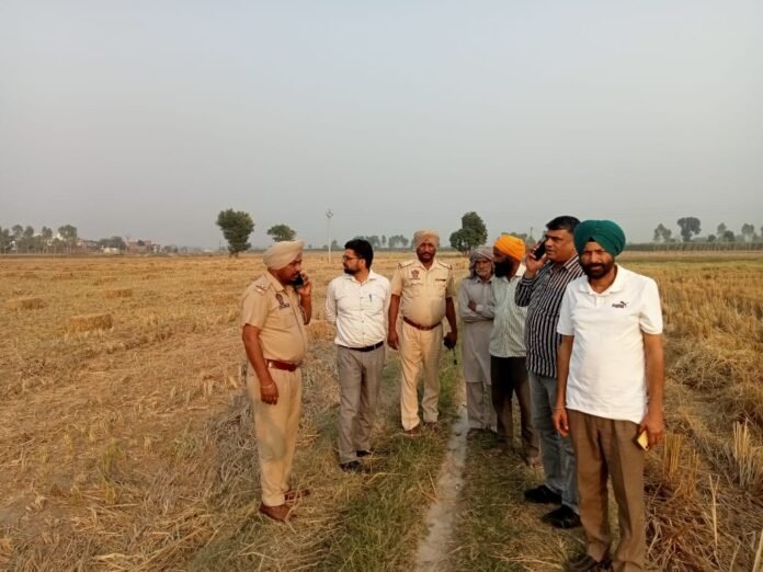 st 2025-10-27 at 13.55.37_452adf69 डिप्टी कमिश्नर गुरदासपुर श्री आदित्य उप्पल के सख्त निर्देशों के तहत ‘पराली प्रोटेक्शन फोर्स’ की टीम गांव बाघे, माड़ी बुच्चियां और शकालां पहुंची और किसानों