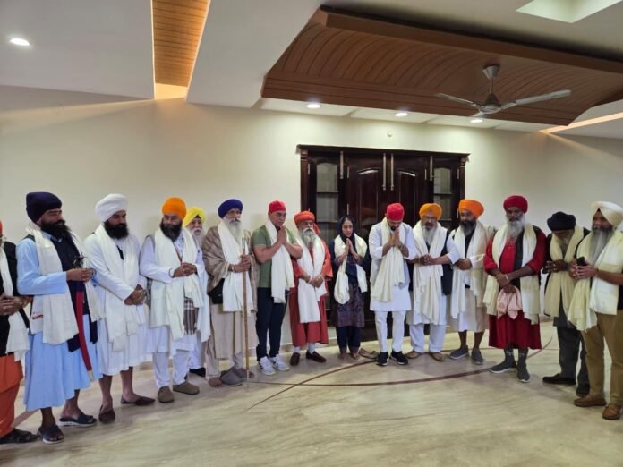 factrecorder सांसद डॉ. राज कुमार व विधायक डॉ. ईशांक कुमार ने नगर कीर्तन के स्वागत प्रबंधों की समीक्षा की - संत समाज के साथ बैठक कर किए जाने वाले प्रबंधों पर की चर्चा