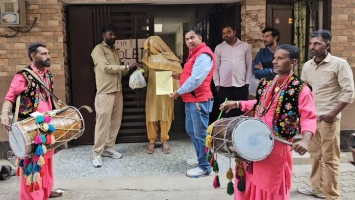 चंडीगढ़ में कूड़ा फैलाने पर ढोल बजवाने का आदेश बना बवाल; मेयर के घर के बाहर प्रदर्शन, राजनीतिक घमासान तेज