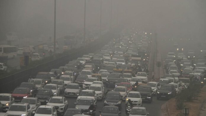 दिल्ली में दमघोंटू हवा: AQI 400 पार, प्रदूषण ने बढ़ाई टेंशन