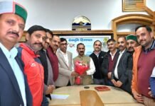 राज्य सरकार ग्रामीण विद्यार्थियों को गुणवत्तापूर्ण शिक्षा प्रदान करने के लिए प्रतिबद्ध: मुख्यमंत्री प्राथमिक शिक्षक संघ के प्रतिनिधिमंडल ने मुख्यमंत्री से भेंट की हिमाचल प्रदेश राजकीय प्राथमिक शिक्षक संघ के एक प्रतिनिधिमंडल ने आज यहां मुख्यमंत्री ठाकुर सुखविंद्र सिंह सुक्खू से भेंट कर अपनी विभिन्न मांगों से संबंधित