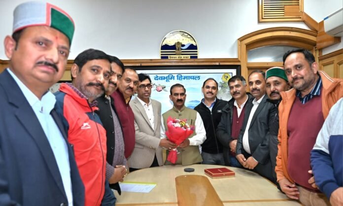 हिमाचल प्रदेश राजकीय प्राथमिक शिक्षक संघ के एक प्रतिनिधिमंडल ने आज यहां मुख्यमंत्री ठाकुर सुखविंद्र सिंह सुक्खू से भेंट कर अपनी विभिन्न मांगों से संबंधित