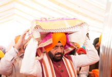 श्री गुरु तेग बहादुर जी के 350वें शहीदी दिवस पर हरियाणा के मुख्यमंत्री ने निभाई पवित्र ‘पालकी सेवा’; पंज प्यारों की अगुवाई में हुआ श्री गुरु ग्रंथ साहिब जी का प्रकाश कुरुक्षेत्र की पावन धरा पर मंगलवार को आयोजित श्री गुरु तेग बहादुर जी के 350वें शहीदी दिवस के राज्य स्तरीय समारोह में एक ऐतिहासिक और भावनात्मक