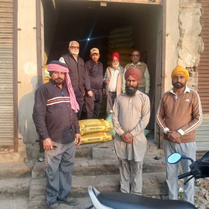 बाढ़ प्रभावित गरीब किसानों की पंजाब गवर्नमेंट पेंशनर्स एसोसिएशन (रजि.) फिरोज़पुर ने की मदद छोटे किसानों को गेहूं का बीज और खाद वितरित की