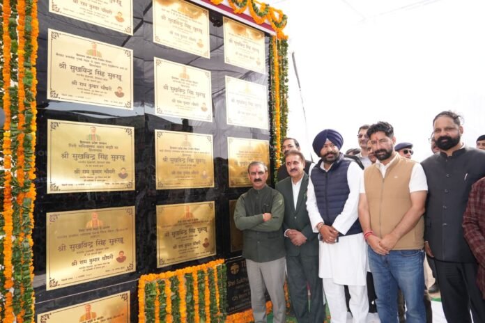 मुख्यमंत्री ठाकुर सुखविंद्र सिंह सुक्खू ने आज सोलन जिले के दून विधानसभा क्षेत्र के अपने एक दिवसीय दौरे के दौरान 383 करोड़ रुपये की 12 विकासात्मक