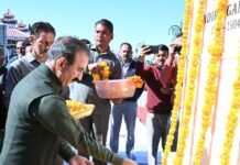 मुख्यमंत्री ने पूर्व प्रधानमंत्री इंदिरा गांधी की जयंती पर पुष्पाजंलि अर्पित की मुख्यमंत्री ठाकुर सुखविंद्र सिंह सुक्खू ने आज यहां ऐतिहासिक रिज पर भारत की प्रथम महिला प्रधानमंत्री इंदिरा गांधी की जयंती पर उन्हें पुष्पाजंलि अ