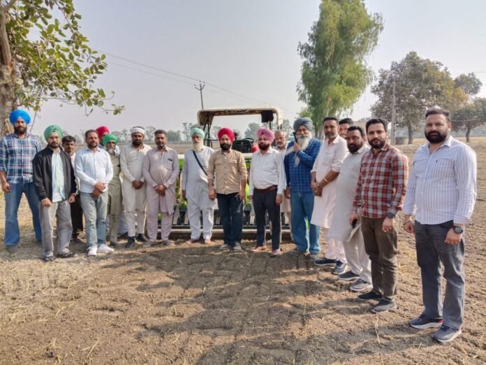 उपायुक्त फरीदकोट श्रीमती पूनमदीप कौर के निर्देशों के तहत, फसली अवशेष प्रबंधन योजना के अंतर्गत कृषि विभाग के अधिकारी किसानों को धान/बासमती की