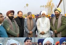 नौवें पातशाह के 350वें शहीदी दिवस के संबंध में श्रीनगर से आरंभ हुए नगर कीर्तन का संगत और मुकामी जिला प्रशासन द्वारा स्थान-स्थान पर स्वागत नौवें पातशाह श्री गुरु तेग़ बहादुर साहिब जी के 350वें शहीदी दिवस उपलक्ष्य में जम्मू-कश्मीर की राजधानी श्रीनगर स्थित गुरुद्वारा पातशाही छेवीं से आरंभ