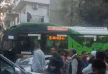 चंडीगढ़ सेक्टर-45 में सड़क धूल से हाहाकार, परेशान व्यापारियों ने जाम लगाकर जताया रोष चंडीगढ़ सेक्टर-45 में सड़क धूल से हाहाकार, परेशान व्यापारियों ने जाम लगाकर जताया रोष