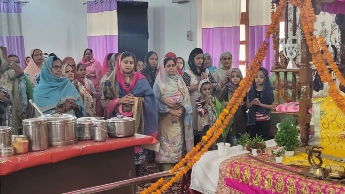 गुरुद्वारा श्री सत्संग साहिब में हुए कीर्तन का उठाया आनंद, संगत को दी गुरु साहिब की शिक्षाओं पर चलने की प्रेरणा                                                                                                                  श्री गुरु नानक देव जी के जन्म दिवस को समर्पित