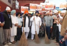 गुरु नगरी को स्वच्छ बनाए रखने के लिए सफाई अभियान जारी रहेगा – हरजोत सिंह बैंस गुरु नगरी को स्वच्छ बनाए रखने के लिए सफाई अभियान जारी रहेगा – हरजोत सिंह बैंस