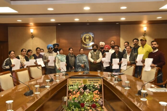 24 दर्जा-4 कर्मचारी बने क्लर्क - मंत्री डॉ. बलजीत कौर द्वारा पदोन्नति आदेश दिए गए