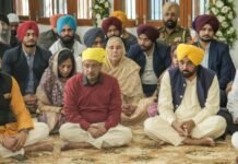 भगवंत मान और अरविंद केजरीवाल ने संगत में शामिल होकर प्रदेश की तरक्की और पंजाबी भाइयों की खुशहाली के लिए की अरदास भगवंत मान और अरविंद केजरीवाल ने संगत में शामिल होकर प्रदेश की तरक्की और पंजाबी भाइयों की खुशहाली के लिए की अरदास