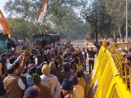 factrecorder मोहाली में यूथ कांग्रेस का उग्र प्रदर्शन: चंडीगढ़ कूच की कोशिश, पुलिस ने रोका और बैरिकेड्स तोड़े गए