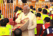 अयोध्या पहुंचे PM Modi: जयश्रीराम के नारों और पुष्पवर्षा के साथ हुआ अभूतपूर्व स्वागत अयोध्या पहुंचे PM Modi: जयश्रीराम के नारों और पुष्पवर्षा के साथ हुआ अभूतपूर्व स्वागत