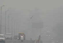 दिल्ली की हवा ‘खतरनाक’ स्तर पर: 12 इलाकों में AQI 400 पार, प्रदूषण से बिगड़े हालात दिल्ली की हवा ‘खतरनाक’ स्तर पर: 12 इलाकों में AQI 400 पार, प्रदूषण से बिगड़े हालात