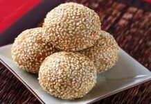 सर्दियों में गर्माहट और पोषण से भरपूर तिल के लड्डू: दादी की पारंपरिक रेसिपी सर्दियों का मौसम आते ही तिल और गुड़ से बनी मिठाइयों का स्वाद हर घर में बढ़ जाता है। इनमें से सबसे खास और पौष्टिक मानी जाती है—दादी-नानी के हाथों