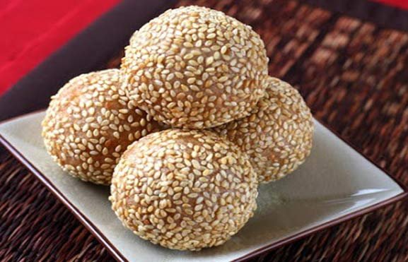 factrecorder सर्दियों का मौसम आते ही तिल और गुड़ से बनी मिठाइयों का स्वाद हर घर में बढ़ जाता है। इनमें से सबसे खास और पौष्टिक मानी जाती है—दादी-नानी के हाथों