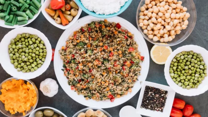 सर्दियों के मौसम में शरीर को ज्यादा प्रोटीन और एनर्जी की जरूरत होती है। ऐसे में अंडा एक परफेक्ट विंटर सुपरफूड माना जाता है। इसमें प्रोटीन के साथ विटामिन