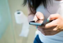 Health Tips: बाथरूम में फोन चलाने से बढ़ सकता है पाइल्स का खतरा, नई स्टडी में चौंकाने वाला खुलासा Health Tips: बाथरूम में फोन चलाने से बढ़ सकता है पाइल्स का खतरा, नई स्टडी में चौंकाने वाला खुलासा