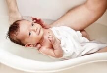 Parenting Tips: सर्दियों में बच्चे को रोज नहलाना सही है या नहीं? ठंड में ये गलतियां पड़ सकती हैं भारी Parenting Tips: सर्दियों में बच्चे को रोज नहलाना सही है या नहीं? ठंड में ये गलतियां पड़ सकती हैं भारी