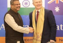 AIESC 2025: धर्मेंद्र प्रधान ने ऑस्ट्रेलियाई शिक्षा प्रतिनिधिमंडल का स्वागत किया, शिक्षा और कौशल साझेदारी होगी मजबूत AIESC 2025: धर्मेंद्र प्रधान ने ऑस्ट्रेलियाई शिक्षा प्रतिनिधिमंडल का स्वागत किया, शिक्षा और कौशल साझेदारी होगी मजबूत री-राइटेड न्यूज़ (110–140 शब्द): केंद्रीय शिक्षा मंत्री धर्मेंद्र प्रधान ने मंगलवार को संसद भवन में ऑस्ट्रेलियाई शिक्षा मंत्री जेसन क्लेयर और उनके प्रतिनिधिमंडल का गर्मजोशी से स्वागत किया। यह प्रतिनिधिमंडल भारत-ऑस्ट्रेलिया शिक्षा और कौशल परिषद (AIESC) की तीसरी बैठक में भाग लेने के लिए भारत आया है। इस बैठक का मुख्य उद्देश्य दोनों देशों के बीच शिक्षा, कौशल विकास, तकनीक और अनुसंधान के क्षेत्रों में सहयोग को और व्यापक बनाना है। बैठक के दौरान दोनों पक्ष ऐसे उपायों पर चर्चा करेंगे, जिनके जरिए छात्रों, शिक्षकों और प्रशिक्षण कार्यक्रमों को वैश्विक अवसरों से जोड़ा जा सके। प्रधान ने कहा कि यह साझेदारी भारत और ऑस्ट्रेलिया के बीच शैक्षिक संबंधों को नई दिशा देगी और युवाओं को भविष्य की जरूरतों के अनुरूप कौशल से सशक्त करेगी।