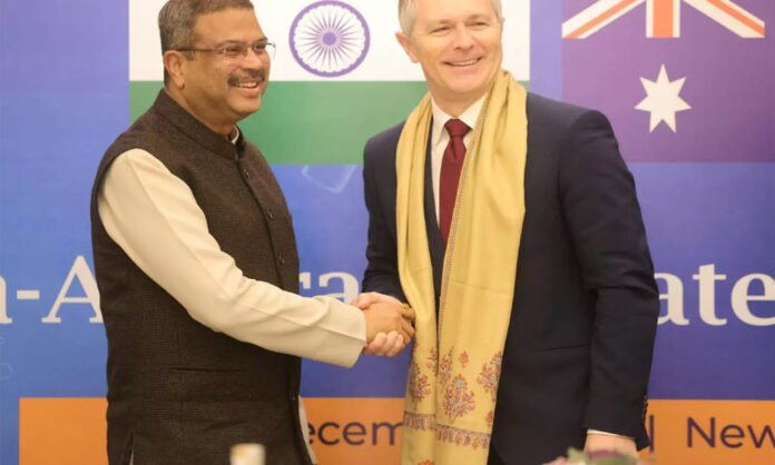 AIESC 2025: धर्मेंद्र प्रधान ने ऑस्ट्रेलियाई शिक्षा प्रतिनिधिमंडल का स्वागत किया, शिक्षा और कौशल साझेदारी होगी मजबूत री-राइटेड न्यूज़ (110–140 शब्द): केंद्रीय शिक्षा मंत्री धर्मेंद्र प्रधान ने मंगलवार को संसद भवन में ऑस्ट्रेलियाई शिक्षा मंत्री जेसन क्लेयर और उनके प्रतिनिधिमंडल का गर्मजोशी से स्वागत किया। यह प्रतिनिधिमंडल भारत-ऑस्ट्रेलिया शिक्षा और कौशल परिषद (AIESC) की तीसरी बैठक में भाग लेने के लिए भारत आया है। इस बैठक का मुख्य उद्देश्य दोनों देशों के बीच शिक्षा, कौशल विकास, तकनीक और अनुसंधान के क्षेत्रों में सहयोग को और व्यापक बनाना है। बैठक के दौरान दोनों पक्ष ऐसे उपायों पर चर्चा करेंगे, जिनके जरिए छात्रों, शिक्षकों और प्रशिक्षण कार्यक्रमों को वैश्विक अवसरों से जोड़ा जा सके। प्रधान ने कहा कि यह साझेदारी भारत और ऑस्ट्रेलिया के बीच शैक्षिक संबंधों को नई दिशा देगी और युवाओं को भविष्य की जरूरतों के अनुरूप कौशल से सशक्त करेगी।