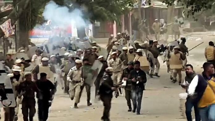 factrecorder असम के वेस्ट कार्बी आंगलोंग में हिंसा: मोबाइल-इंटरनेट बंद, सेना का फ्लैग मार्च, दो लोगों की मौ/त