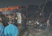 बलरामपुर में भीषण सड़क हादसा: ट्रक से टक्कर के बाद बस में आग, तीन की मौ/त—दो दर्जन घायल बलरामपुर में भीषण सड़क हादसा: ट्रक से टक्कर के बाद बस में आग, तीन की मौ/त—दो दर्जन घायल