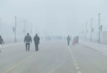 घने कोहरे की चपेट में दिल्ली-एनसीआर, जनजीवन प्रभावित; फ्लाइट और ट्रेन सेवाओं पर भारी असर घने कोहरे की चपेट में दिल्ली-एनसीआर, जनजीवन प्रभावित; फ्लाइट और ट्रेन सेवाओं पर भारी असर