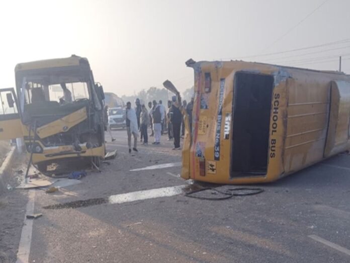 सुबह-सुबह बड़ा हादसा: रोहतक में दो स्कूल बसों की जोरदार टक्कर, एक बस पलटी