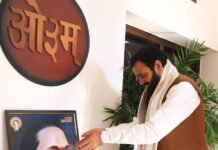 मुख्यमंत्री नायब सिंह सैनी ने संविधान निर्माता डॉ. भीमराव अंबेडकर के महापरिनिर्वाण दिवस पर किया नमन हरियाणा के मुख्यमंत्री श्री नायब सिंह सैनी ने शनिवार को संविधान निर्माता और आधुनिक भारत के शिल्पी डॉ. भीमराव अंबेडकर के महापरिनिर्वाण दिवस