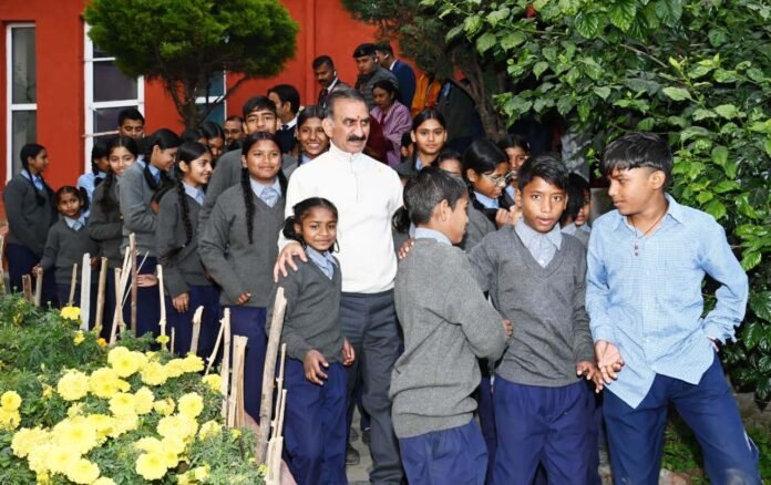 factrecorder मुख्यमंत्री ने धर्मशाला में टोंग-लेन स्कूल के बच्चों से संवाद किया अच्छे नागरिक बनने के लिए किया प्रेरित