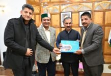 मुख्यमंत्री को देवेन्द्र सिंह श्याम ने कॉफी टेबल बुक की भेंट