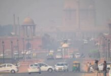 घने कोहरे में डूबी दिल्ली-NCR: राजधानी की हवा बेहद खराब, AQI 383 के पार घने कोहरे में डूबी दिल्ली-NCR: राजधानी की हवा बेहद खराब, AQI 383 के पार