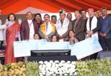 मुख्यमंत्री ने कल्याणकारी योजनाओं के लाभार्थियों को प्रदान की सहायता राशि जन संकल्प सम्मेलन में मुख्यमंत्री ने करोड़ों रुपये के वित्तीय लाभ दिए मंडी में आयोजित जन संकल्प सम्मेलन के दौरान आज मुख्यमंत्री ठाकुर सुखविन्द्र सिंह सुक्खू ने विभिन्न विकासात्मक परियोजनाओं का लोकार्पण किया