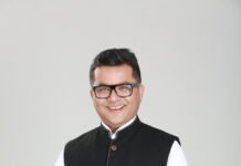 रिवर्तन से गुजरती परंपरा: भारतीय हस्तशिल्प गढ़ रहे हैं आधुनिक डिजाइन की पहचान ग्रामीण असम में शिल्पकारों की एक बस्ती की हाल की यात्रा के दौरान एक सामान्य से दृश्य में भारत के हस्तशिल्प तंत्र में आ रहे गहरे बदलाव की झलक दिखाई दी