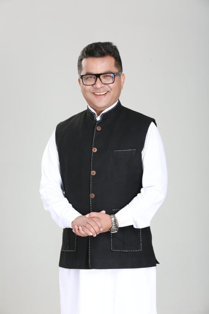 ग्रामीण असम में शिल्पकारों की एक बस्ती की हाल की यात्रा के दौरान एक सामान्य से दृश्य में भारत के हस्तशिल्प तंत्र में आ रहे गहरे बदलाव की झलक दिखाई दी