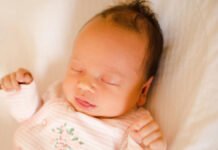 ठंड में बच्चे को सॉक्स पहनाकर सुलाना सही या गलत? ‘सिर पर गर्मी चढ़ने’ के डर की क्या है सच्चाई, एक्सपर्ट से जानें ठंड में बच्चे को सॉक्स पहनाकर सुलाना सही या गलत? ‘सिर पर गर्मी चढ़ने’ के डर की क्या है सच्चाई, एक्सपर्ट से जानें