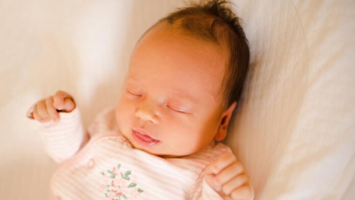 ठंड में बच्चे को सॉक्स पहनाकर सुलाना सही या गलत? ‘सिर पर गर्मी चढ़ने’ के डर की क्या है सच्चाई, एक्सपर्ट से जानें