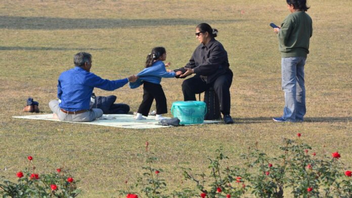 Chandigarh Weather: चंडीगढ़ में और बढ़ेगी ठंड, चार दिन का यलो अलर्ट जारी; तापमान में आएगी गिरावट