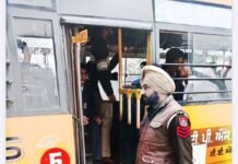 मूनक में स्कूल वाहनों की जांच; 03 चालान काटे गए