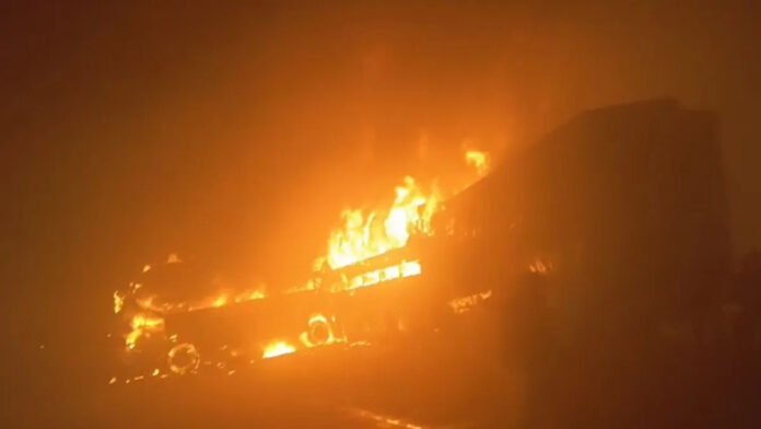 मथुरा यमुना एक्सप्रेसवे हादसा: आग बुझाते वक्त बिखर गए जले श/वों के अंग, 13 जिंदा ज/ले; बैग में भरकर भेजे गए अवशेष