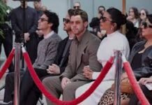 टीसीएल थिएटर में सम्मानित हुए जोनस ब्रदर्स, प्रियंका चोपड़ा ने निक को क्या किया?? टीसीएल थिएटर में सम्मानित हुए जोनस ब्रदर्स, प्रियंका चोपड़ा ने निक को क्या किया??