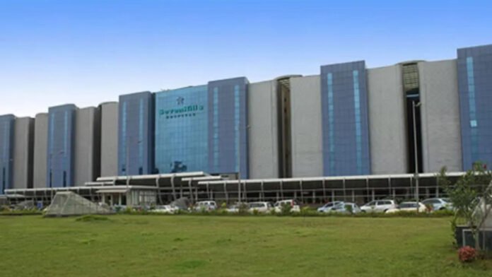 जिस अस्पताल में जन्मी थीं अमिताभ बच्चन की पोती, उसे खरीदने की रेस में मुकेश अंबानी से जुड़ी कंपनी