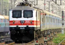 रेल किराया बढ़ा: 26 दिसंबर से लंबी दूरी की ट्रेन यात्रा महंगी, जानें कितना बढ़ेगा खर्च भारतीय रेलवे ने लंबी दूरी की यात्राओं के लिए टिकट दरों में वृद्धि का ऐलान किया है। यह बदलाव 26 दिसंबर 2025 से लागू होगा। रेलवे का अनुमान है