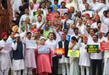 संसद में SIR पर विपक्षी हंगामा तेज: प्रियंका गांधी की नारेबाजी, BJP ने कहा—‘मुद्दों को हथियार न बनाएं’ संसद में विपक्ष का भारी विरोध प्रदर्शन; SIR के खिलाफ हल्ला-बोल, कांग्रेस सांसद प्रियंका गांधी ने की नारेबाजी, BJP का बड़ा बयान
