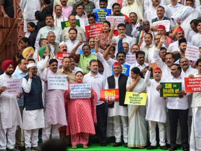 संसद में विपक्ष का भारी विरोध प्रदर्शन; SIR के खिलाफ हल्ला-बोल, कांग्रेस सांसद प्रियंका गांधी ने की नारेबाजी, BJP का बड़ा बयान