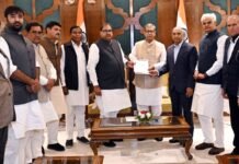 हरियाणा के राज्यपाल से मिले अभय सिंह चौटाला, किसानों के मुआवजे से लेकर SYL तक कई मुद्दों पर सरकार को घेरा हरियाणा के राज्यपाल से मिले अभय सिंह चौटाला, किसानों के मुआवजे से लेकर SYL तक कई मुद्दों पर सरकार को घेरा